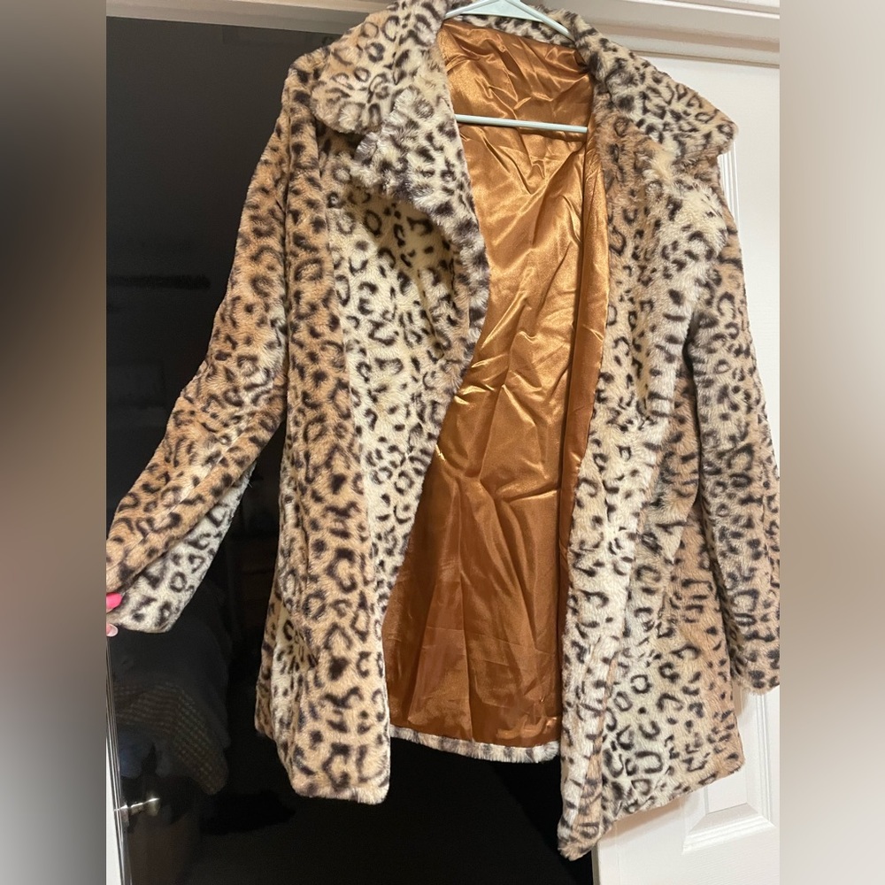 Medium (slightly oversized) leopard print coat (SUPER SOFT) Worn twice!